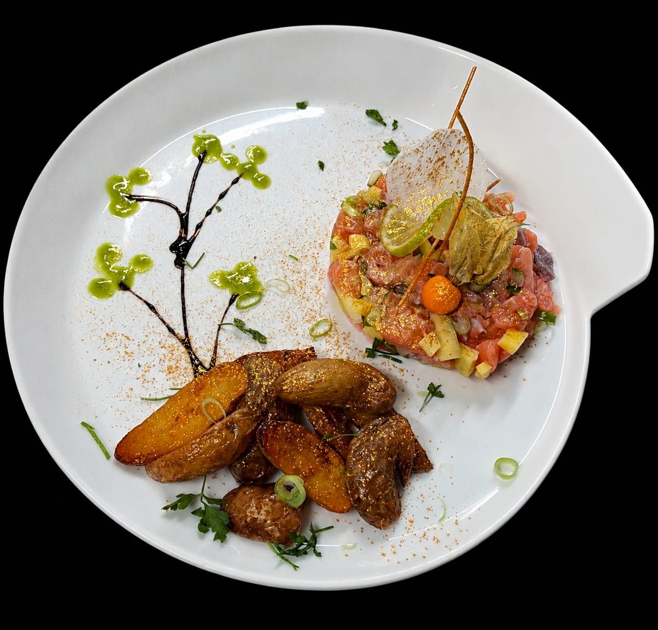 Tartare de saumon, pommes grenaille et condiments
